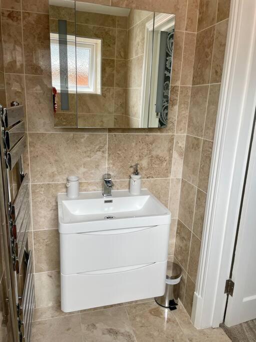 Modern 2 Bed Flat W Parking, Dog Friendly, Central Борнмът Екстериор снимка