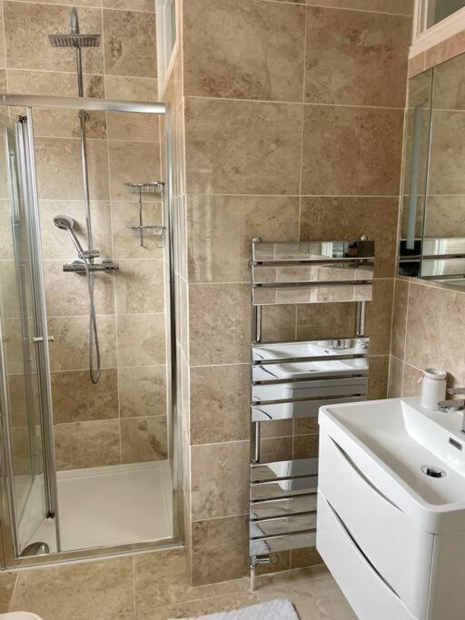 Modern 2 Bed Flat W Parking, Dog Friendly, Central Борнмът Екстериор снимка