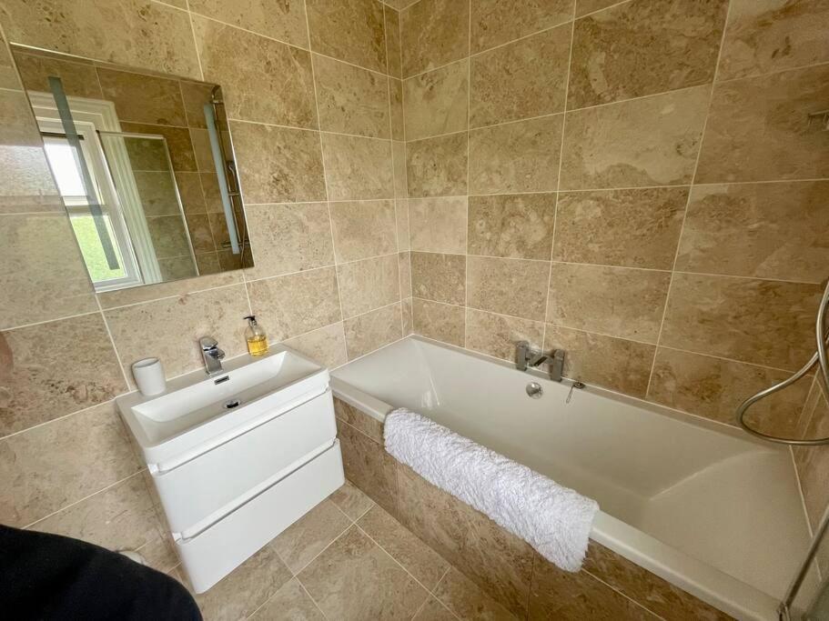 Modern 2 Bed Flat W Parking, Dog Friendly, Central Борнмът Екстериор снимка